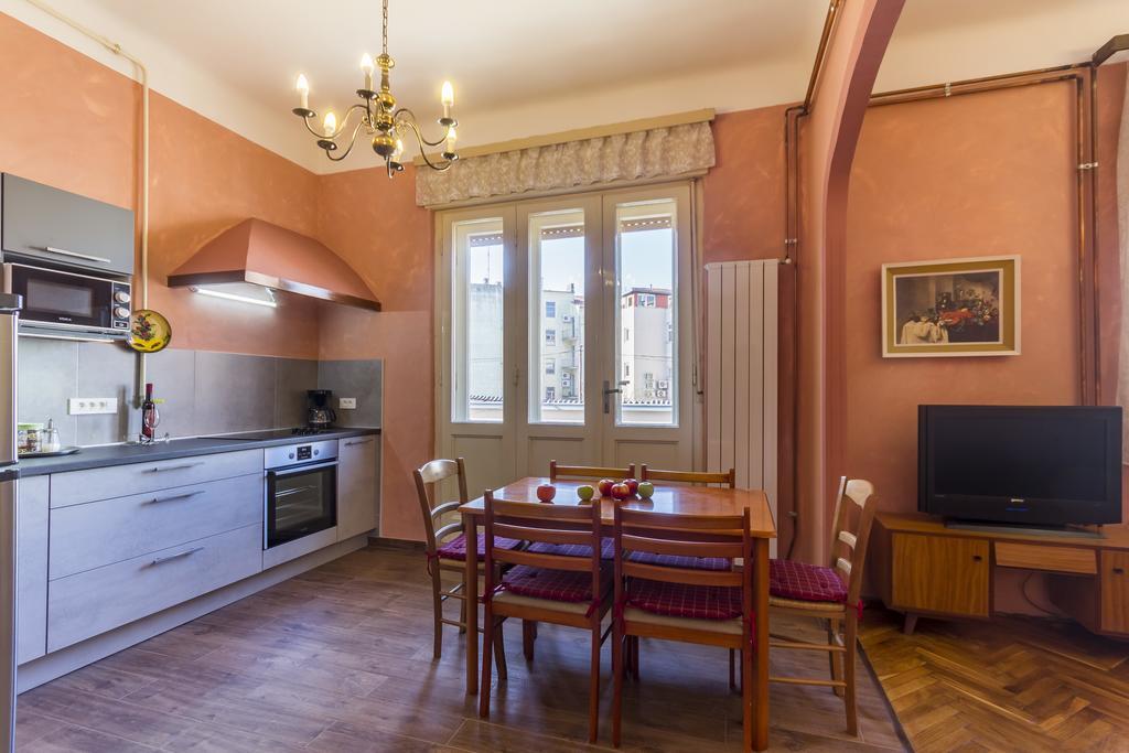 Spacious & Smart Center Apartment プーラ エクステリア 写真